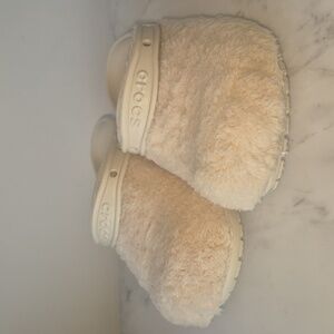 Unisex CROCS Fuzzy Mania. Size M 9/ W 11